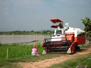 Kubota rice combine near Kampong Chhnang
